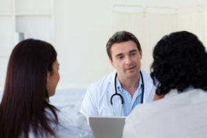 ¿Debería visitar al médico o creer en fe por mi sanidad?