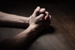 ¿Cómo oro por alguien que se metió en problemas por sí mismo?