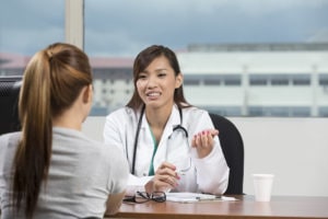 ¿Es contrario a los principios de fe acudir a un doctor y tomar medicina cuando necesitas sanidad?